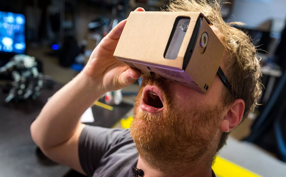 Realidad virtual y porno: Un sitio para adultos regala una gafa Google Cardboard